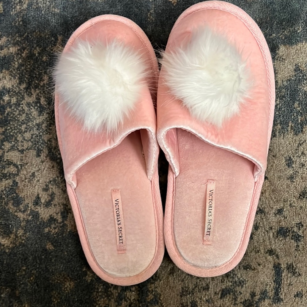 EUC WORN TWICE VICTORIA SECRET BABY PINK SLIPPERS WITH WHITE POM POM ON TOP💕